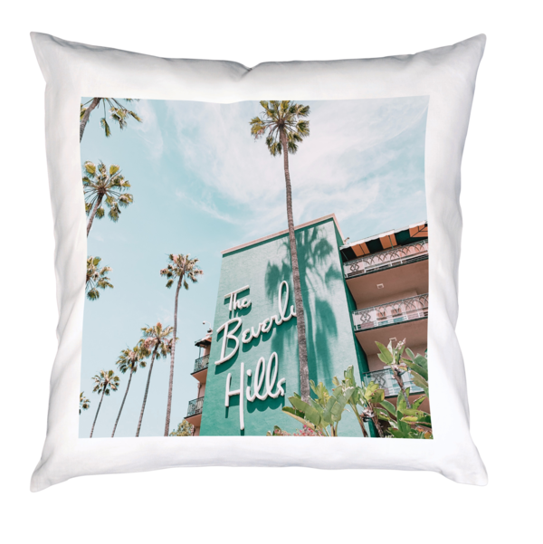 Kissen 40x40 cm mit Füllung zeigt eine Stadtlandschaft mit hohen Palmen vor urbaner Kulisse bei sonnigem Himmel.